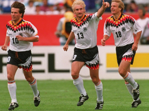 Die Evolution der Deutschland Fußballtrikots: Von 1994 bis heute